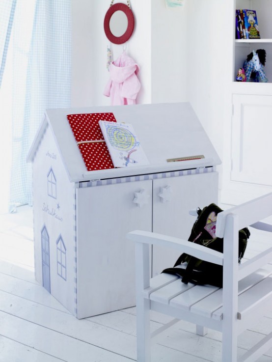 Cool-Kids-desks-for-painting-and-writing-2-554x737