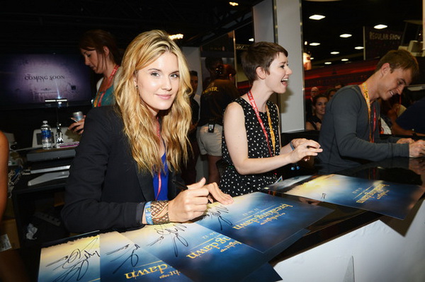 Maggie-Grace-Hairstyles-2012_14